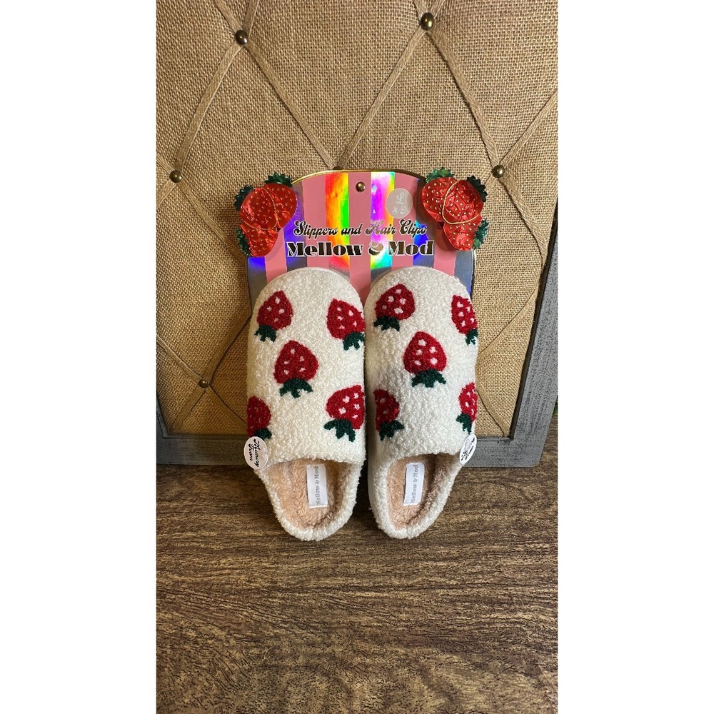 New! Strawberry Fuzzy Slippers & Hair Clips--Memory Foam Size Large 8/9